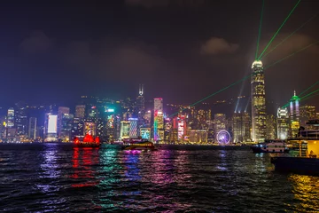 Foto op Canvas Hong Kong island skyline gezien vanaf de waterkant van Tsim Sha Tsui in Kowloon tijdens de show Symphony of lights met gekleurde lasers afgevuurd vanuit de beroemdste gebouwen in Hong Kong. © bennymarty