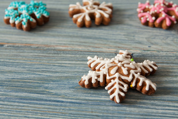 Fototapeta na wymiar Christmas gingerbread on a wooden background