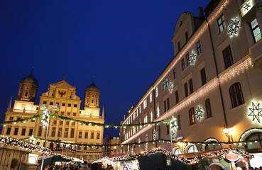 Lichter am Weihnachtsmarkt in Augsburg