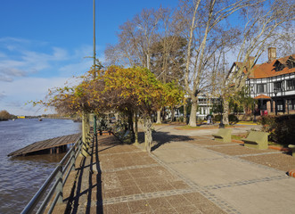 Obraz premium Argentina, Buenos Aires Province, Tigre, Promenade on the bank of the River Lujan Canal.