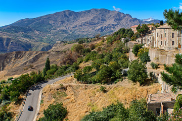 Ortsrand von Petralia Soprana mit Bergen, Sizilien