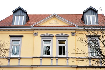 Ältere renovierte Hausfront