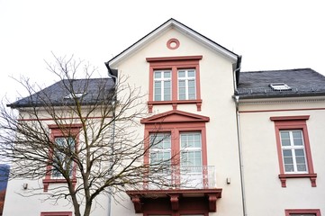 Ältere renovierte Hausfront