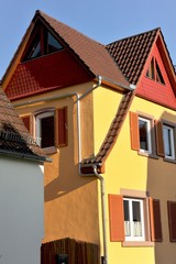 Renovierte Giebel eines alten Steinhauses