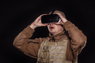 Obraz premium Portrait soldier or private military contractor holding rifle.