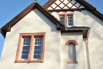 Ziegeldach mit Zinkblech gedeckten Dachgauben