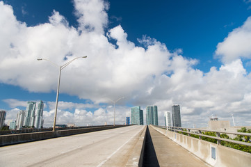 Fototapeta premium highway with skyscrapers on sky