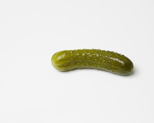 cornichon vert,isolé,fond blanc,condiment