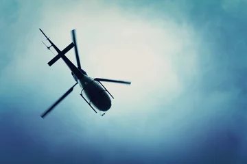 Fototapeten Hubschrauber fliegt in den blauen Himmel © Bokehstore
