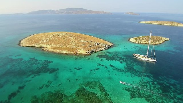 Ripresa aerea degli isolotti di Arki nel Dodecaneso in Grecia