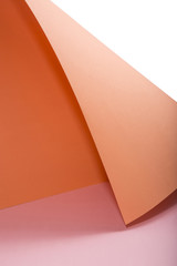 Абстрактный фон из листов бумаги оранжевого и розового цвета
