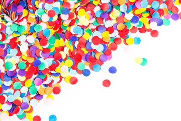 Buntes Konfetti, isoliert auf wei&szlig; 