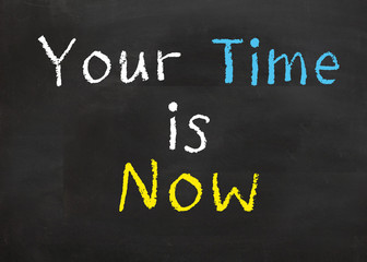 Obraz premium Motivational saying written on a black chalkboard