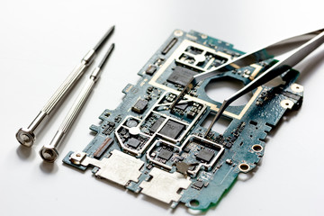 Fototapeta premium concept repair smartphone gadgets on white background