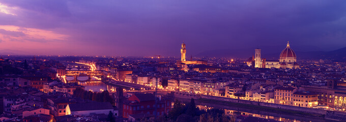 Naklejka premium Panorama słynnego miasta Florencji i rzeki Arno po zachodzie słońca z oświetleniem nocnym, Toskania, Włochy, Europa. Tło zwiedzanie na świeżym powietrzu podróży.