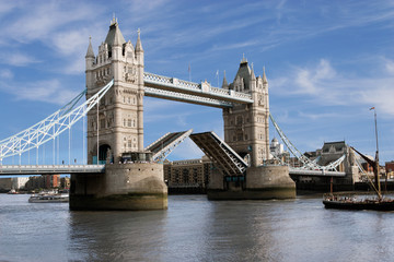 Fototapeta na wymiar Tower Bridge, London, span open