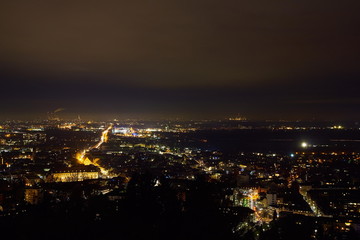 Nachtaufnahme von Karlsruhe und Durlach