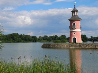 Obraz premium Rosa Leuchtturm am See beim Jagdschloss Moritzburg, Sachsen, Deutschland