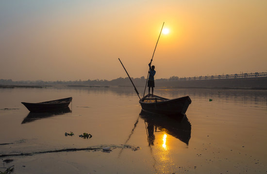 Silhouette boat with oarsman at sunset on river Damodar, Durgapur Barrage,  West Bengal, India. Stock Photo | Adobe Stock