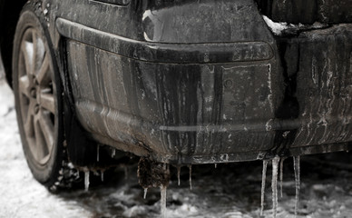 Obraz na płótnie Canvas Close up view of car wheel on winter day