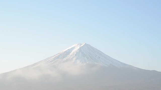 Time lapse mount fuji and moving cloud in the morning at kawaguchiko lake japan 