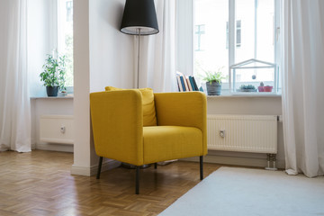gelber sessel in einer altbau-wohnung
