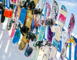 Fotobehang several snowboards are about fencing © bogeranna
