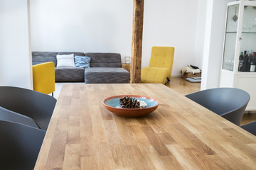gemütliches wohnzimmer mit einem großen holztisch