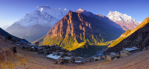 Horizontale panoramische bergmening van Ghyaru dorp, berg Annapurna II en IV toppen, in Pisang gebied, op Annapurna Circuit Trek, in Annapurna Himal, Himalaya, Nepal, Azië