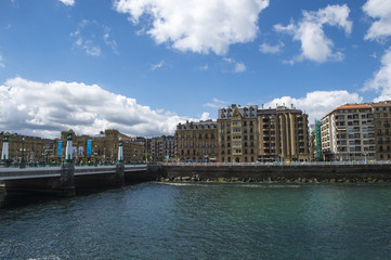 Fototapeta na wymiar Puente de la Zurriola, San Sebastián, Guipúzcoa, 1 de mayo de 2016