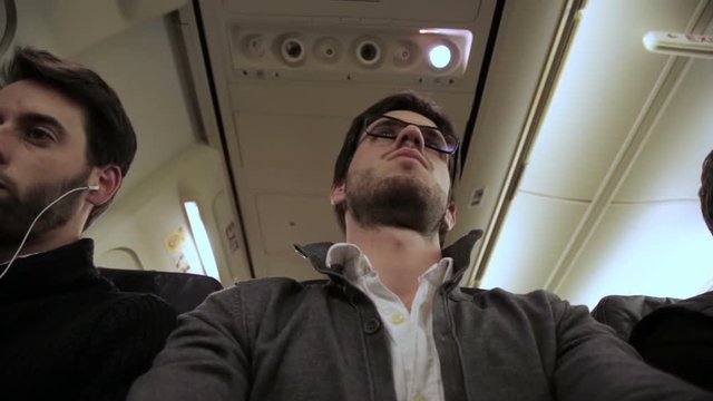 Due ragazzi a lavoro durante il volo in aereo