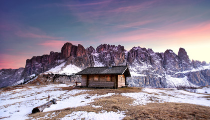 zauberhafter Winterabend in den Bergen - Hütte am Gipfel