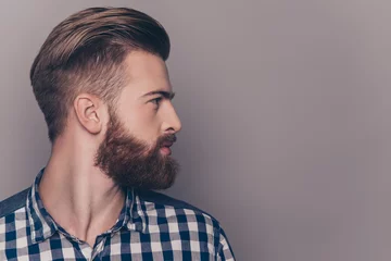 Photo sur Plexiglas Salon de coiffure Vue latérale portrait de la pensée d& 39 un jeune homme élégant en détournant les yeux