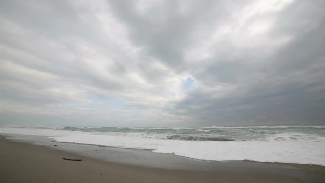 Mare Mediterraneo in tempesta con le onde che si infrangono sulla costa 