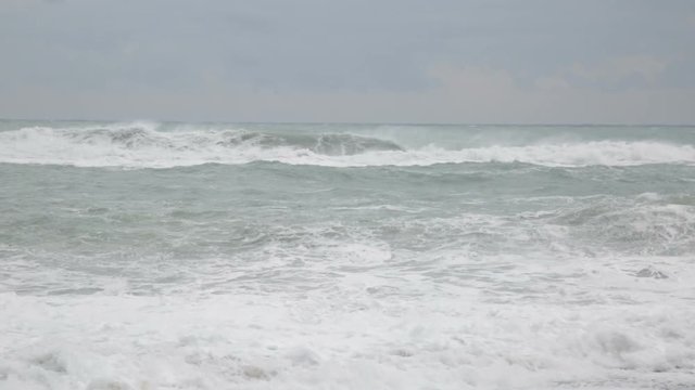 Mare Mediterraneo in tempesta con le onde che si infrangono sulla costa 