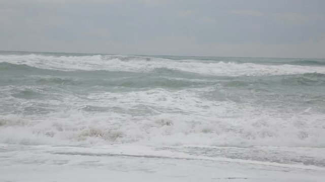 Mare Mediterraneo in tempesta con le onde che si infrangono sulla costa 