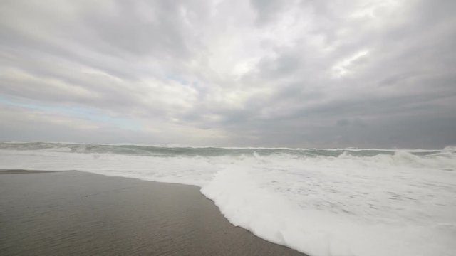 Mare Mediterraneo in tempesta con le onde che si infrangono sulla costa 