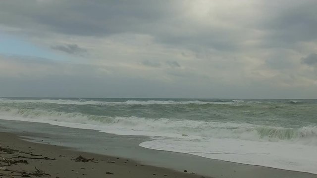 Super Slow Motion. Mare Mediterraneo in tempesta con le onde che si infrangono sulla costa 