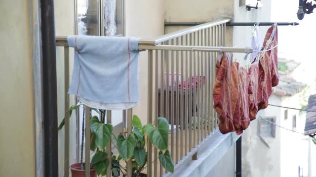 Panni stesi fuori dal balcone mossi dal vento