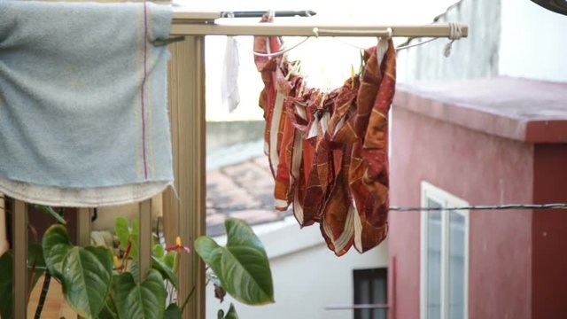 Panni stesi fuori dal balcone mossi dal vento