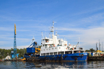 Fototapeta na wymiar Das Schiff im Hafen von Kaliningrad, Russland.
