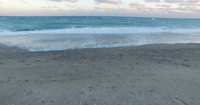 Mare dopo la tempesta vicino la spiaggia