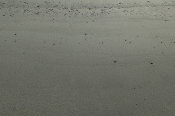 小石の打ち上げられた砂浜