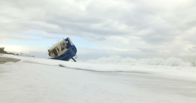 Barca degli immigrati arenata sulla costa dopo una forte tempesta in mare. 