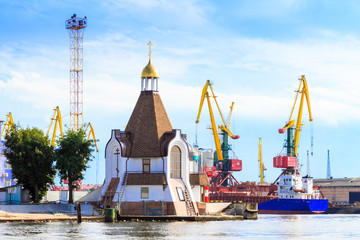Fototapeta na wymiar Kapelle St. Nikolaus in der Hafenstadt Kaliningrad, Russland.