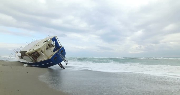 Barca degli immigrati arenata sulla costa dopo una forte tempesta in mare. 