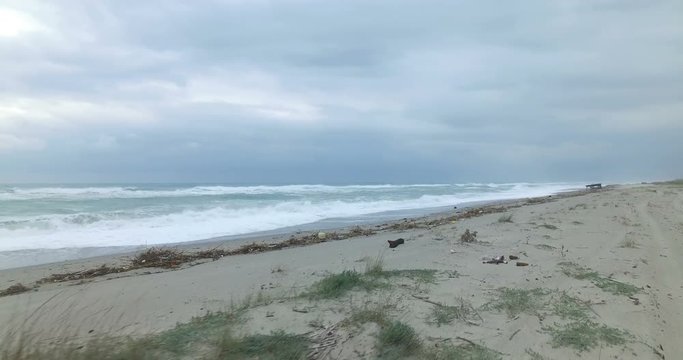 Spiaggia con mare in tempesta