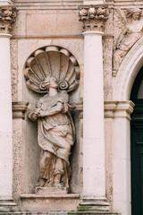 Obraz premium Riga Latvia. Close View Of Ancient Limestone Statue On Facade Of St. Peter Church