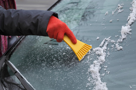 Automotive, ice cleaning from windshield