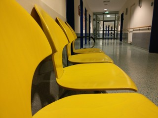 Gelbe Stühle in einer Reihe
